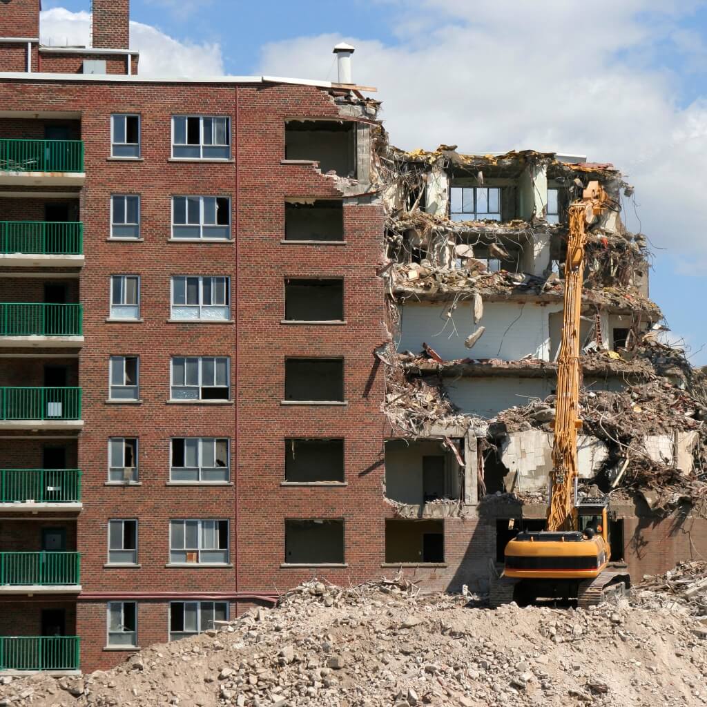 Wyburzenia w mieście: kiedy wybrać koparkę z długim ramieniem?